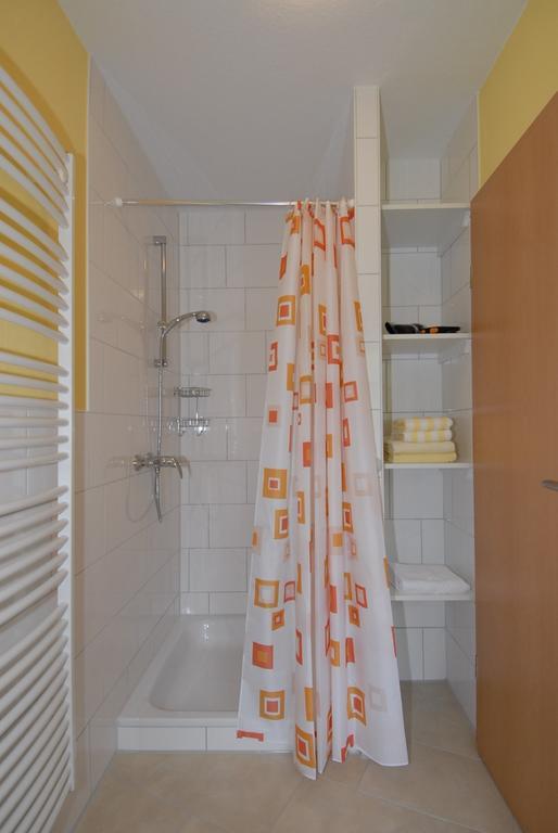 Pension Burggaststätte Heyken Neuharlingersiel Zimmer foto
